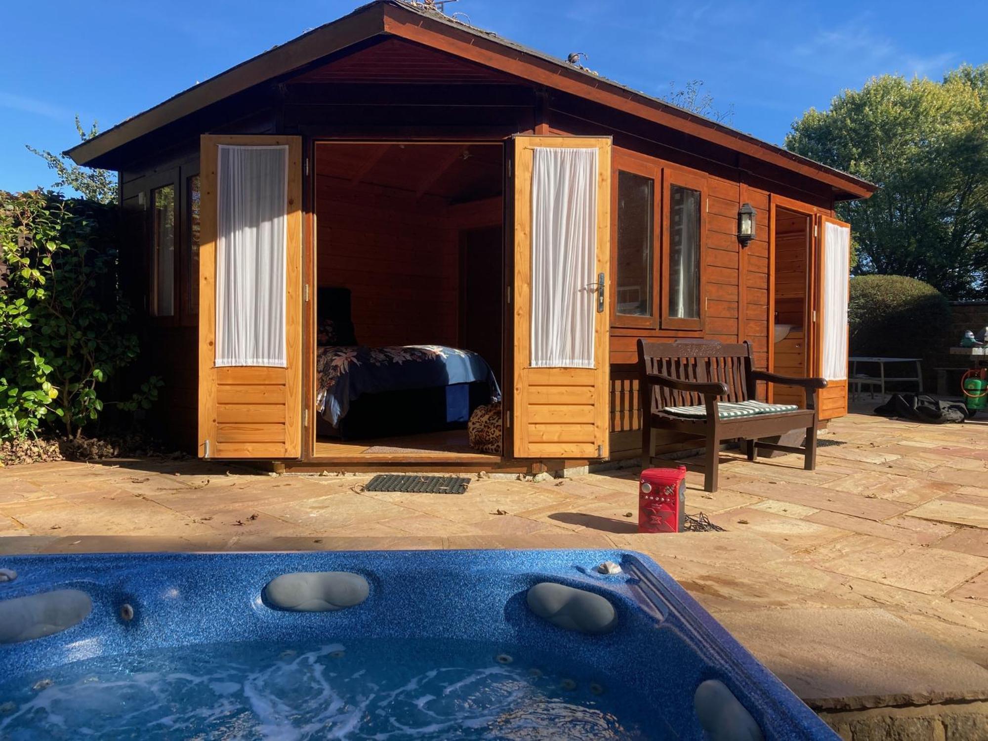 Exclusive 2 Bedroom Apartment With Summer House And Hot Tub 达文特里 外观 照片